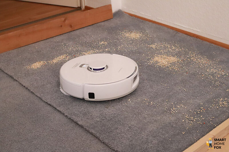 Der Narwal Freo X Ultra saugt im Test Haferflocken vom Teppich weg.